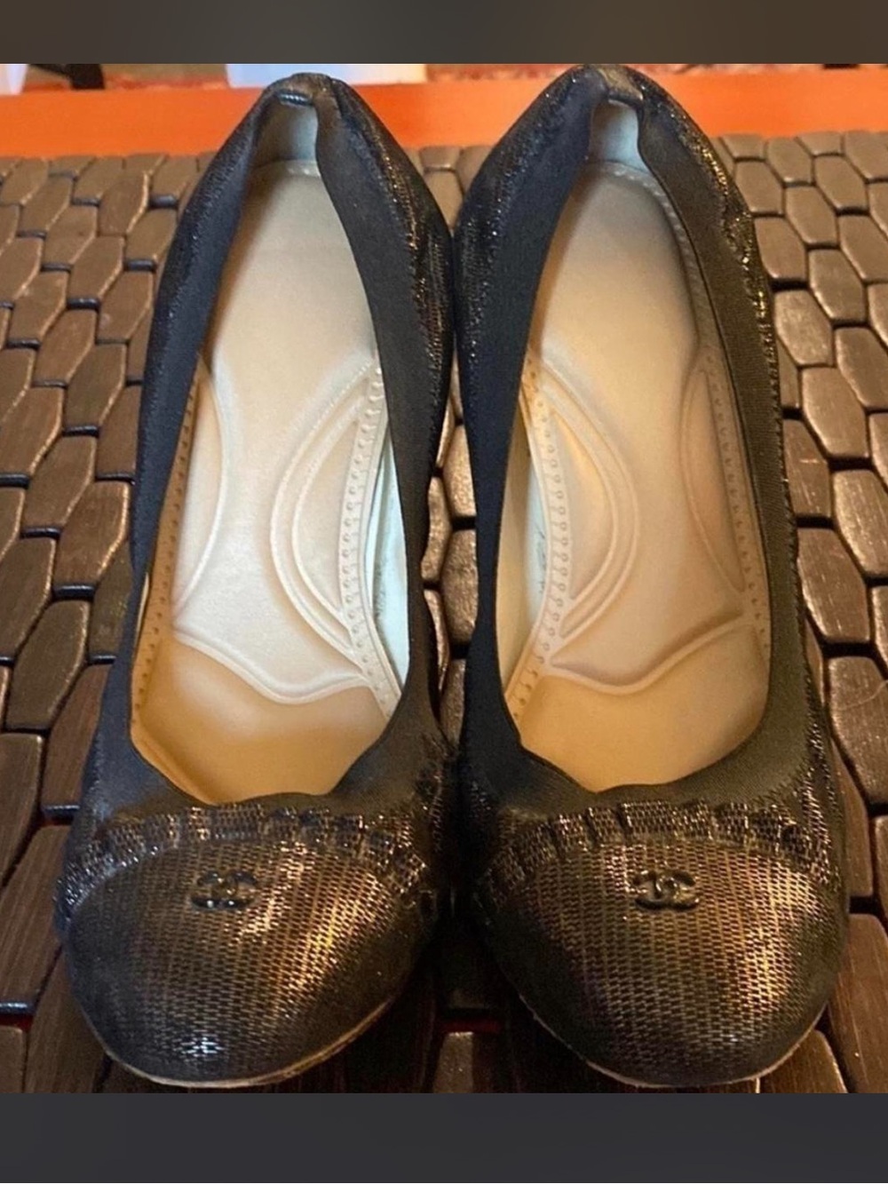 CHANEL Black Textured Leather Ballet Flats style heel with CC Logo
